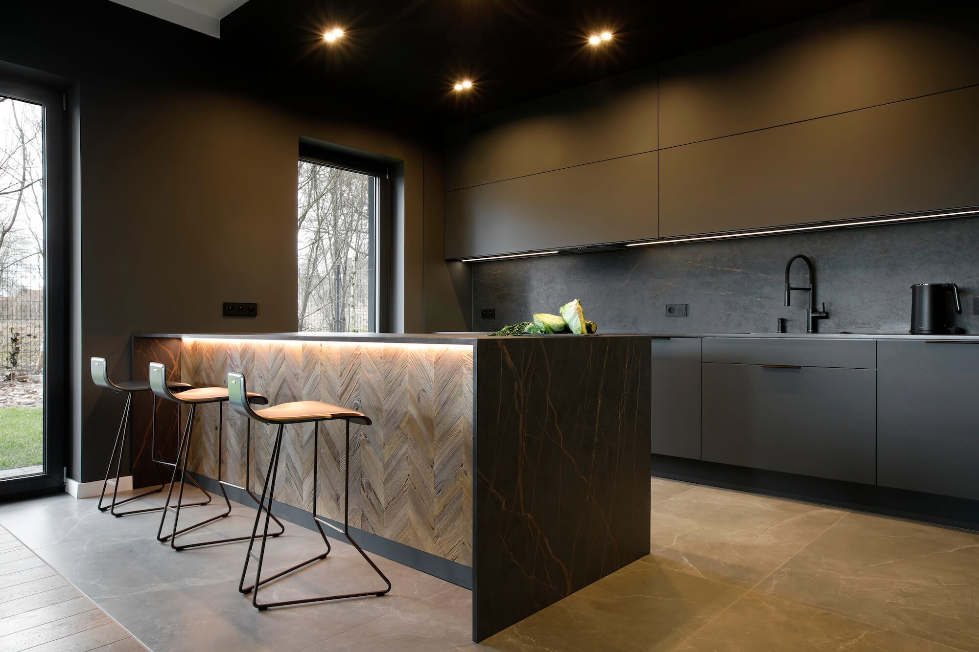 Kuchnia w ciemnym kolorze i z wyspą