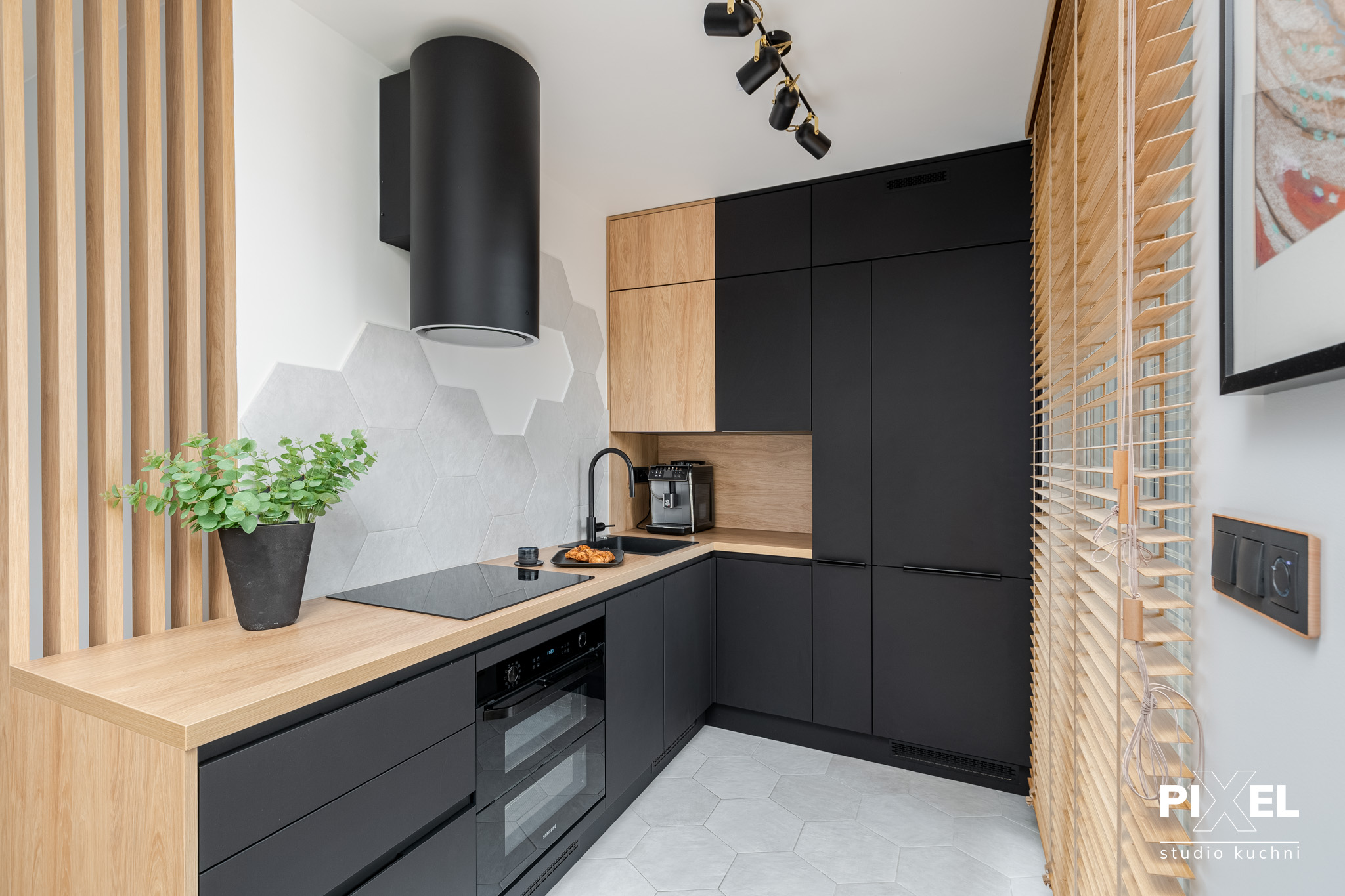 Kuchnia z frontami w kolorze czerni i drewna