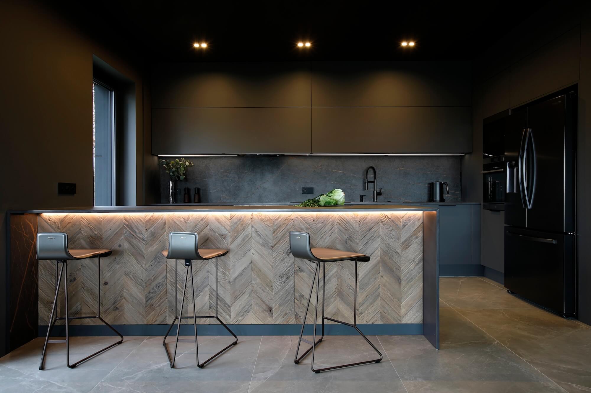 Luksusowa czarna kuchnia z wyspą na zamówienie