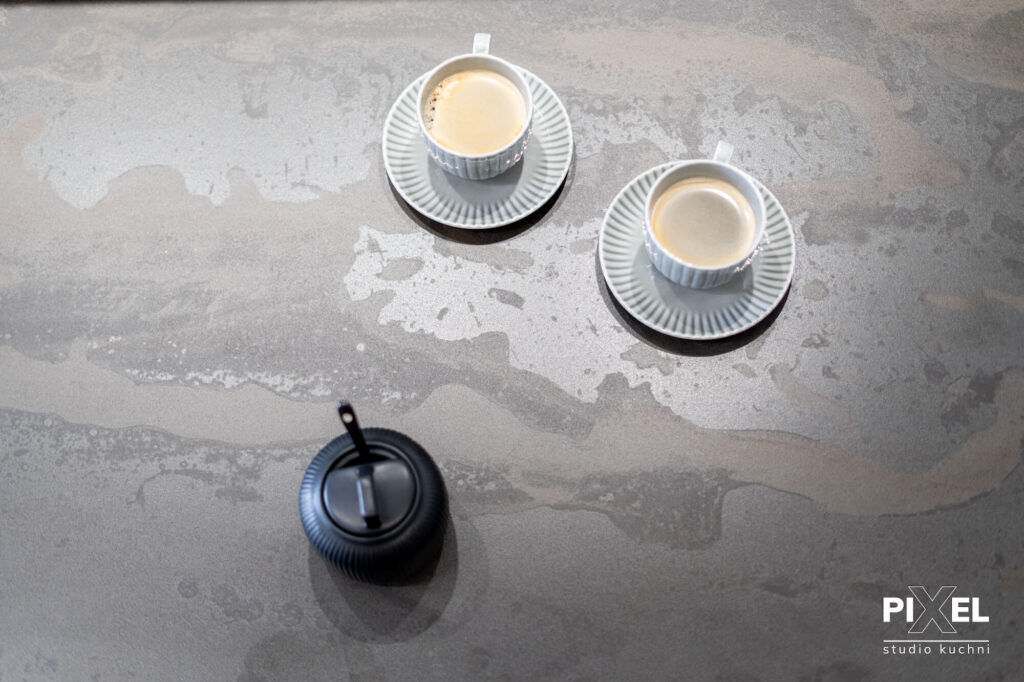 Filiżanki kawy na modnym blacie