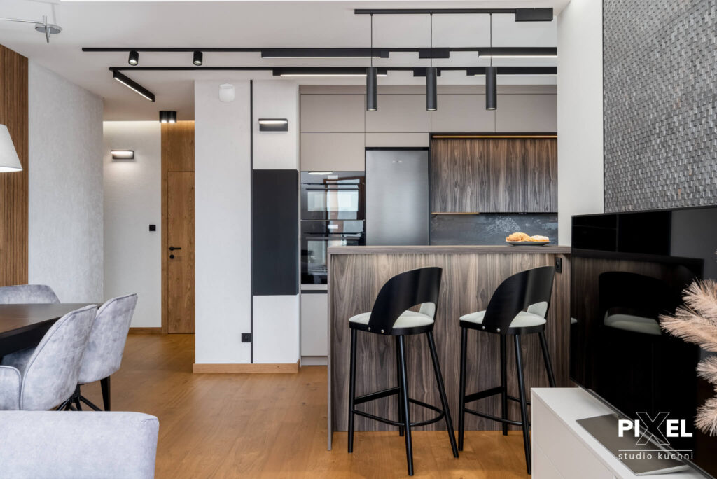 Funkcjonalna kuchnia na zamówienie otwarta na salon