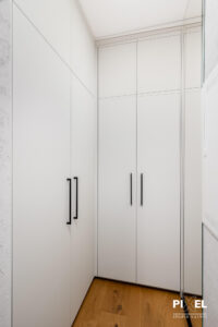 Garderoba w jasnych kolorach wykonana na zamówinie i na wymiar