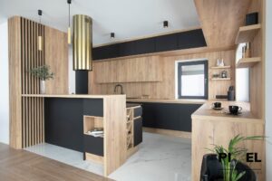 Kuchnia jasne drewno połaczone z matową czernią