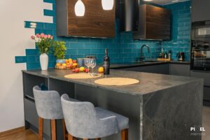 Kuchnia na wymiar mała otwarta w ciemnym kolorze