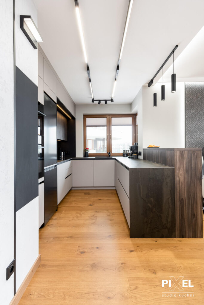 Kuchnia na wymiar w kształcie litery U otwarta na salon