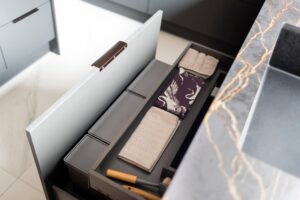 Meble kuchenne z wieloma przydatnymi funkcjami