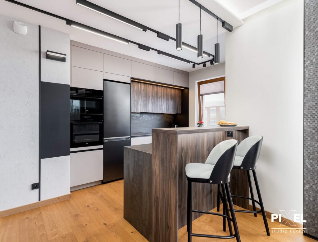 Nowoczesna kuchnia z frontami w kolorach bieli czerni i drewna