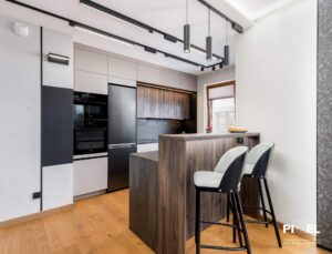 Nowoczesna kuchnia z frontami w kolorach bieli czerni i drewna