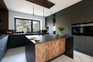 Szary mat frontów połączony z naturalnym drewnem